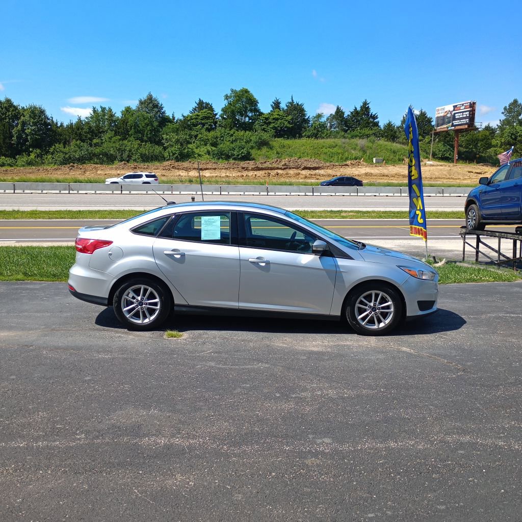 Used 2018 Ford Focus SE w/ Cold Weather Package FWD image 6