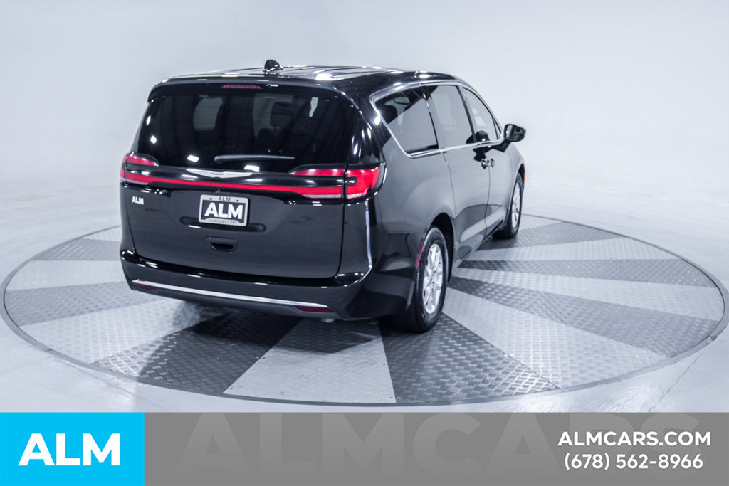 Used 2023 Chrysler Pacifica Touring-L FWD image 9
