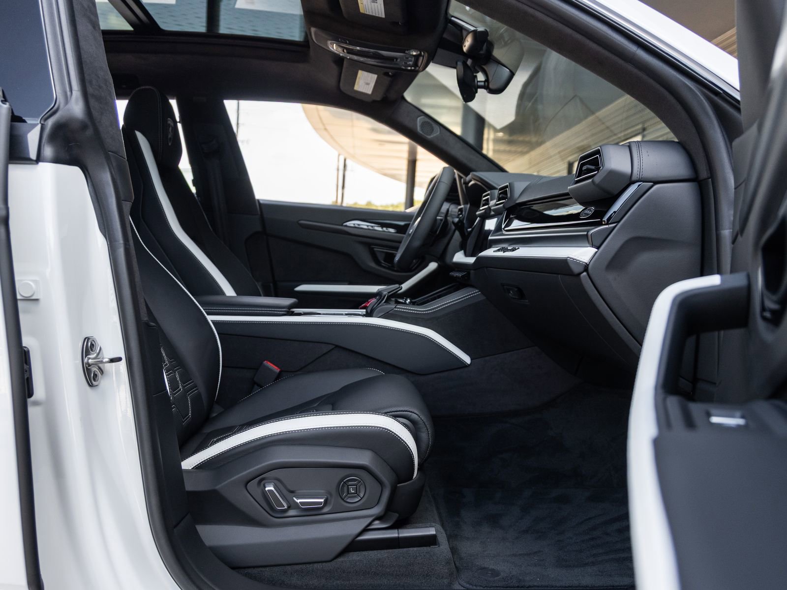 Used 2025 Lamborghini Urus SE AWD/4WD image 45