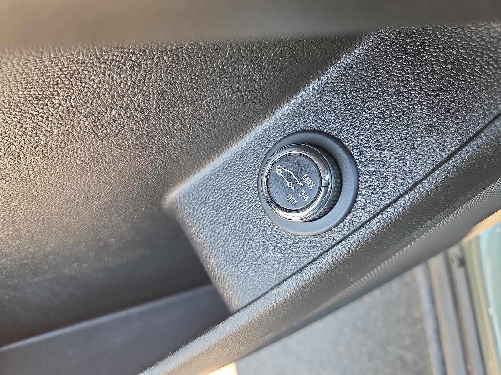 Used 2023 Chevrolet Traverse LT image 34