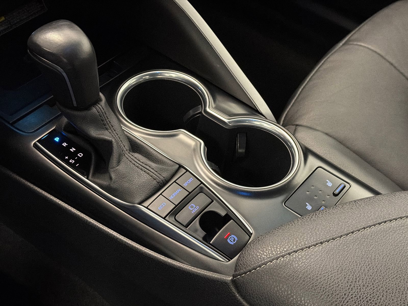 Used 2020 Toyota Camry XSE image 27