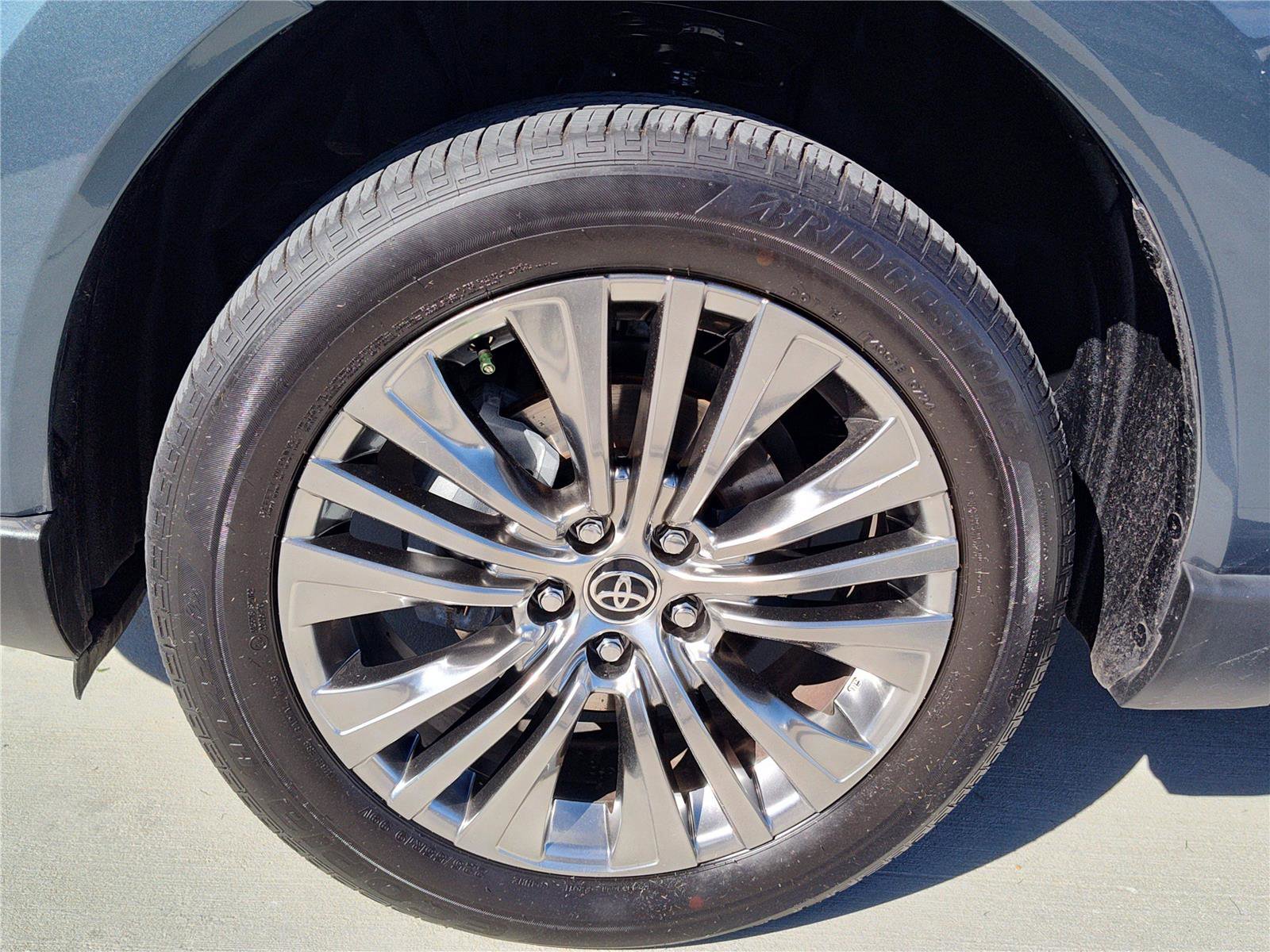 Used 2024 Toyota Venza XLE image 13