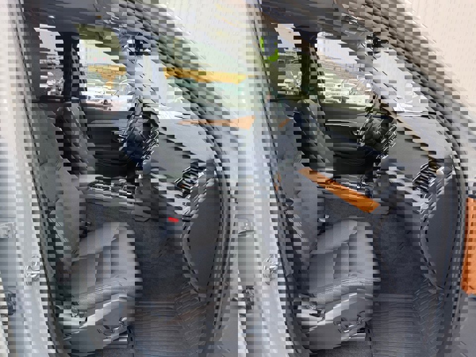 Certified 2024 Volvo XC90 T8 Plus w/ Protection Package Premier image 28