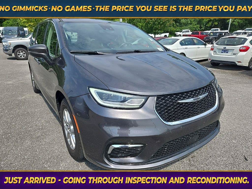 Used 2023 Chrysler Pacifica Touring-L FWD image 1