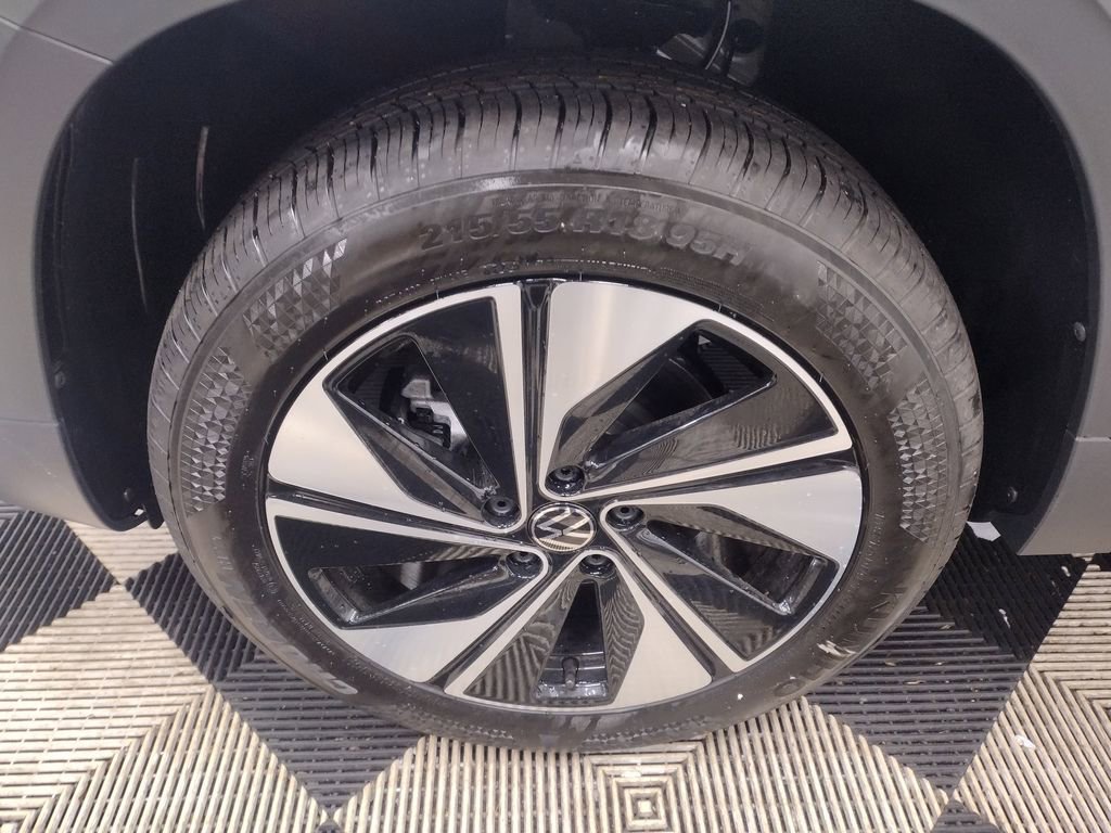 New 2025 Volkswagen Taos SE image 5