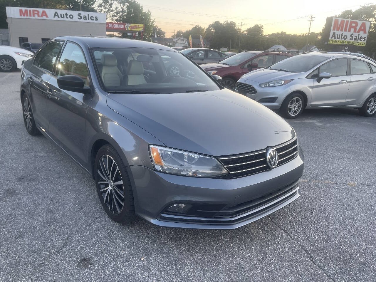 Used 2015 Volkswagen Jetta Sport FWD image 2