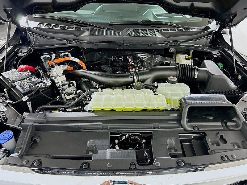 New 2025 Ford F150 Lariat w/ Equipment Group 502A High image 31