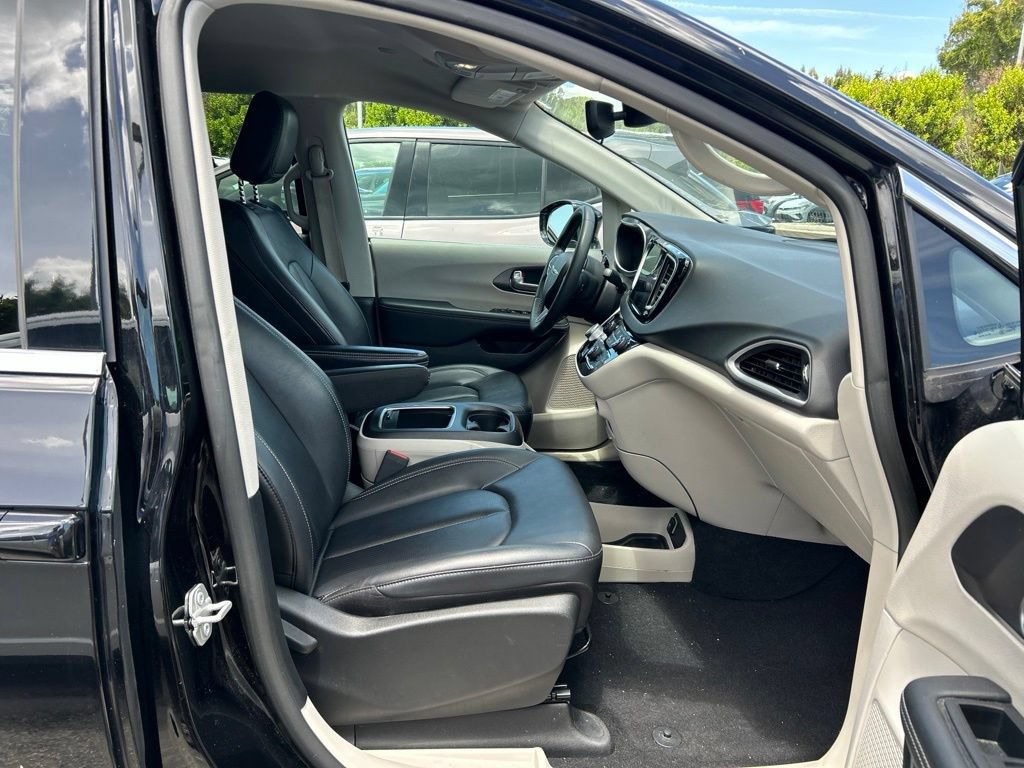 Used 2024 Chrysler Pacifica Touring-L FWD image 37