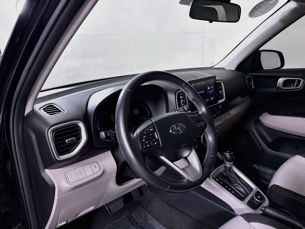Used 2023 Hyundai Venue SEL FWD image 9