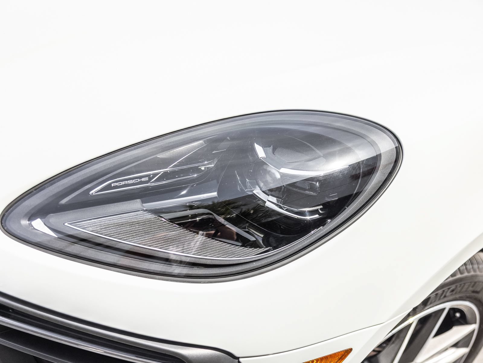 Certified 2024 Porsche Macan AWD/4WD image 25