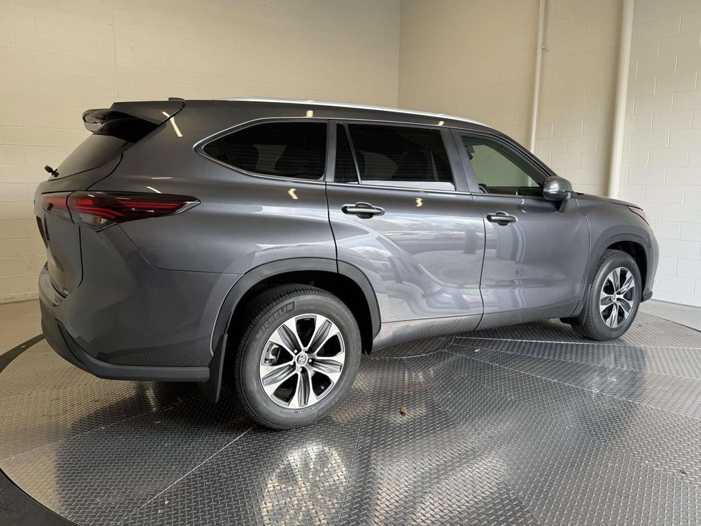 Used 2024 Toyota Highlander XLE AWD/4WD image 10