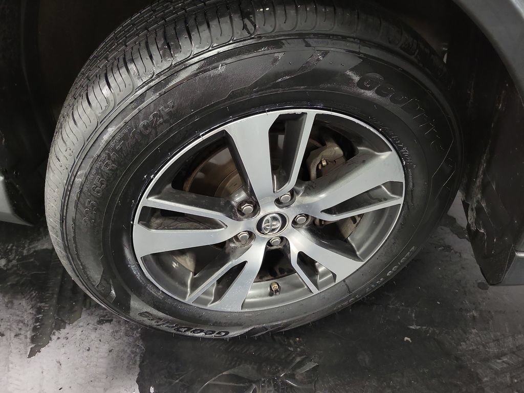Used 2018 Toyota RAV4 XLE AWD/4WD image 10