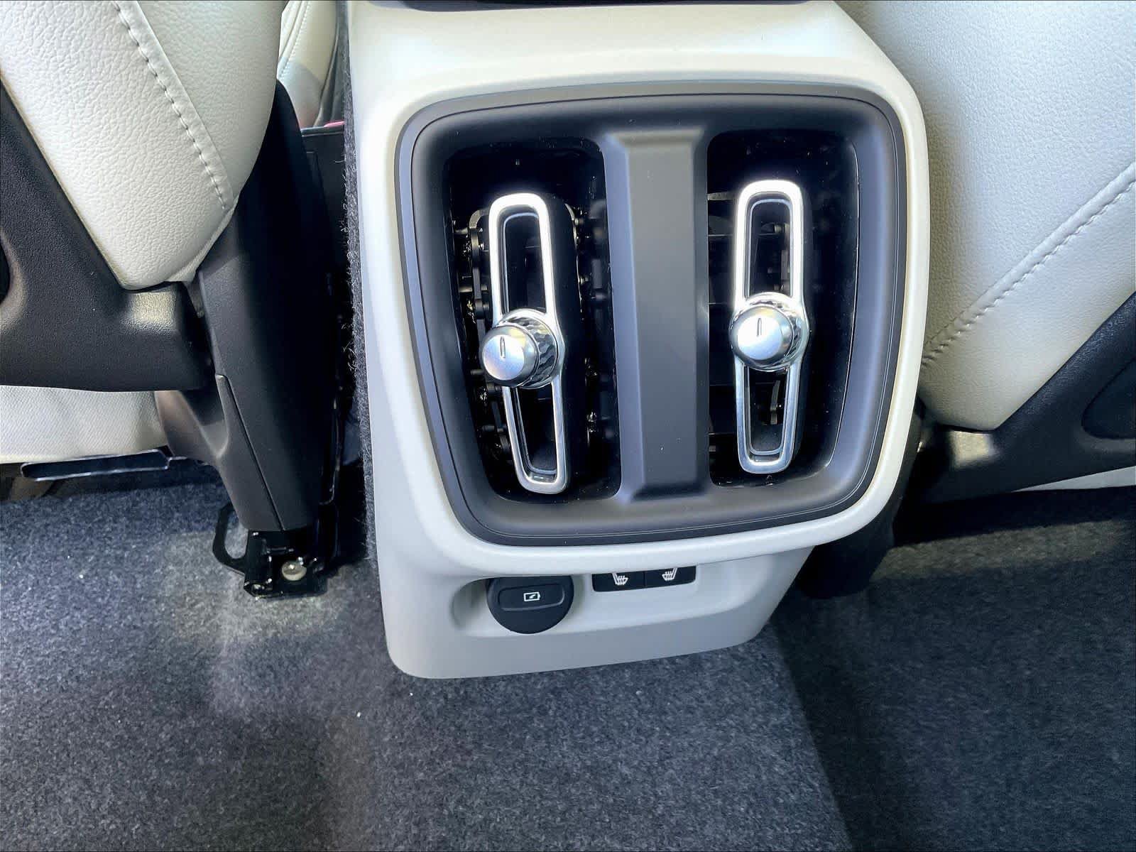 New 2026 Volvo XC40 B5 Ultra w/ Climate Package AWD/4WD image 16