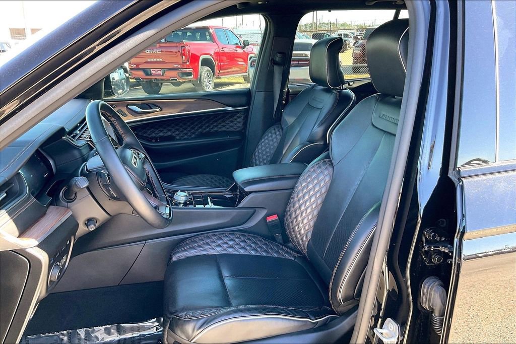 Used 2022 Jeep Grand Cherokee Summit w/ Luxury Tech Group V image 18