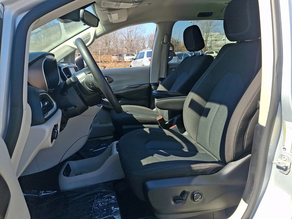 Used 2023 Chrysler Voyager LX image 16