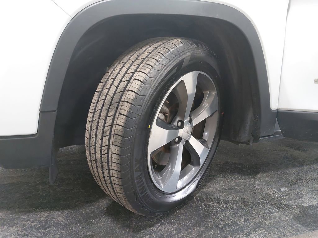 Used 2019 Jeep Cherokee Limited FWD image 31