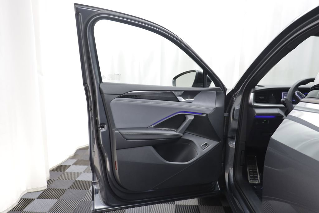 Used 2025 Volkswagen Tiguan SE R-Line AWD/4WD image 4