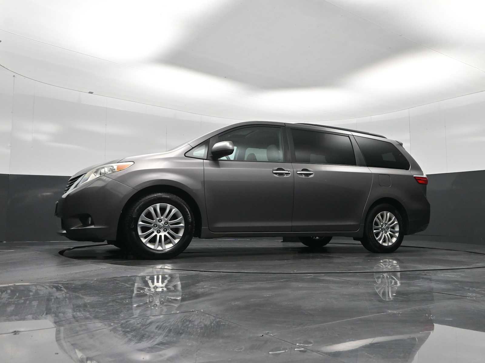 Used 2015 Toyota Sienna XLE image 26