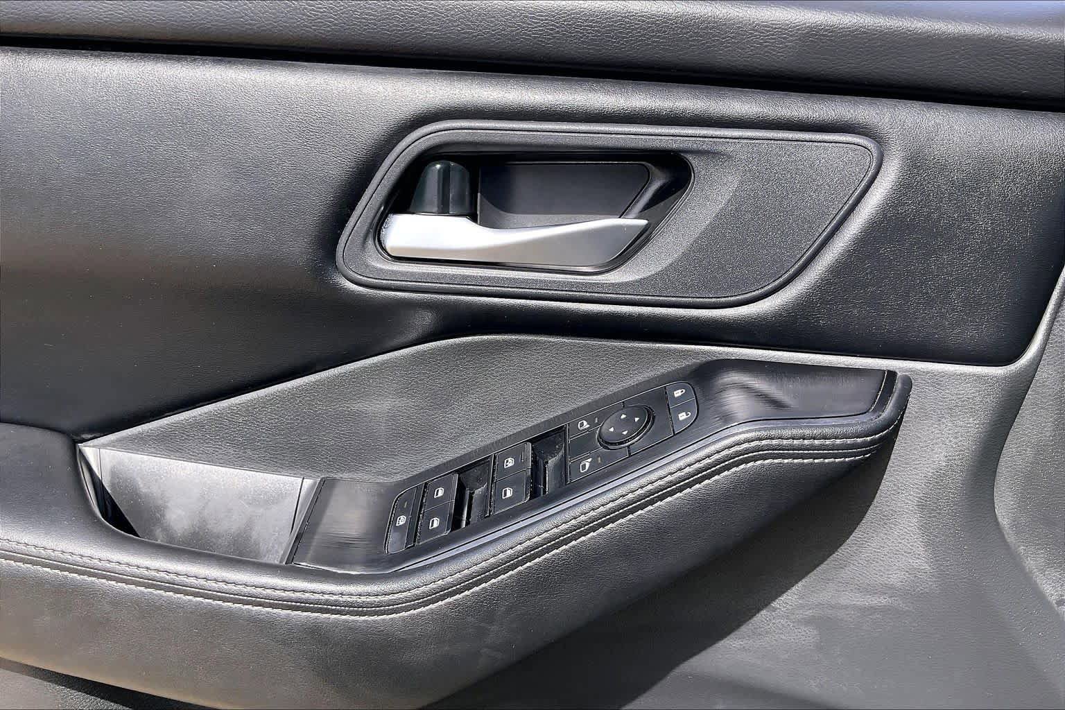 Used 2025 Nissan Rogue SV FWD image 36