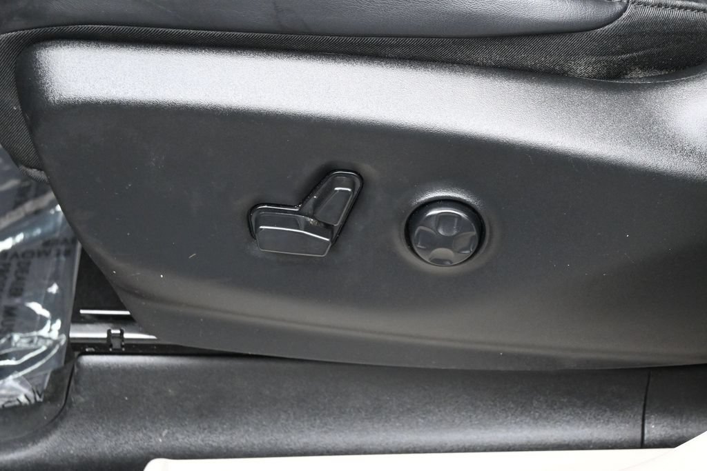 Used 2023 Chrysler Pacifica Touring-L FWD image 12