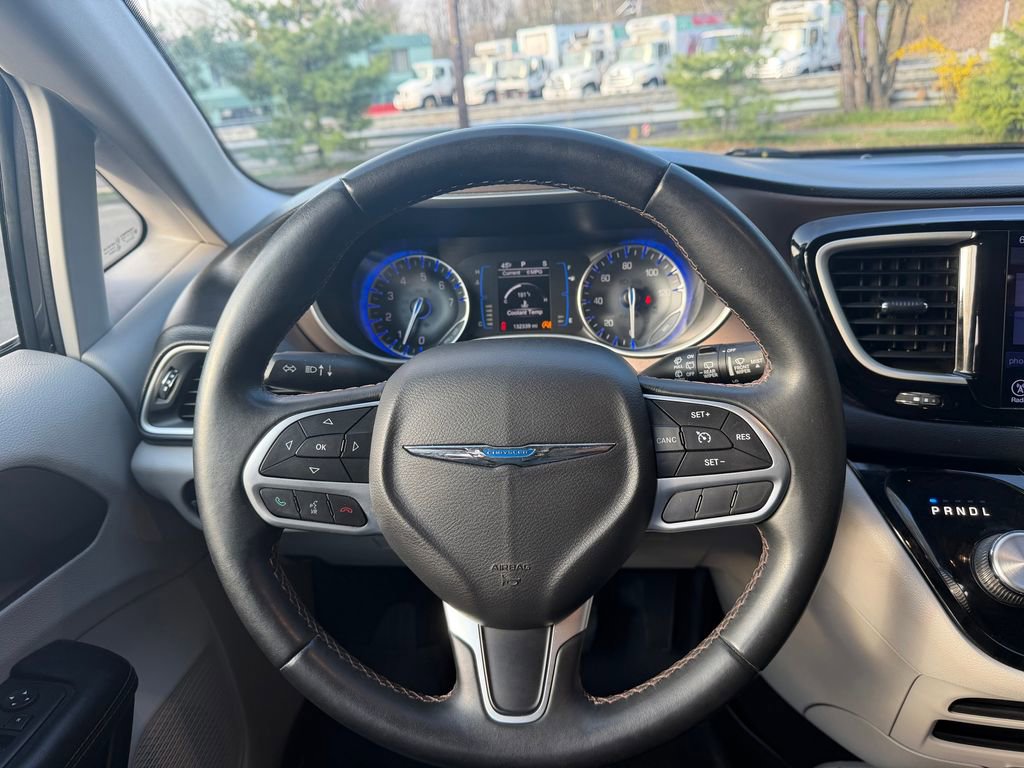 Used 2017 Chrysler Pacifica Touring-L image 16