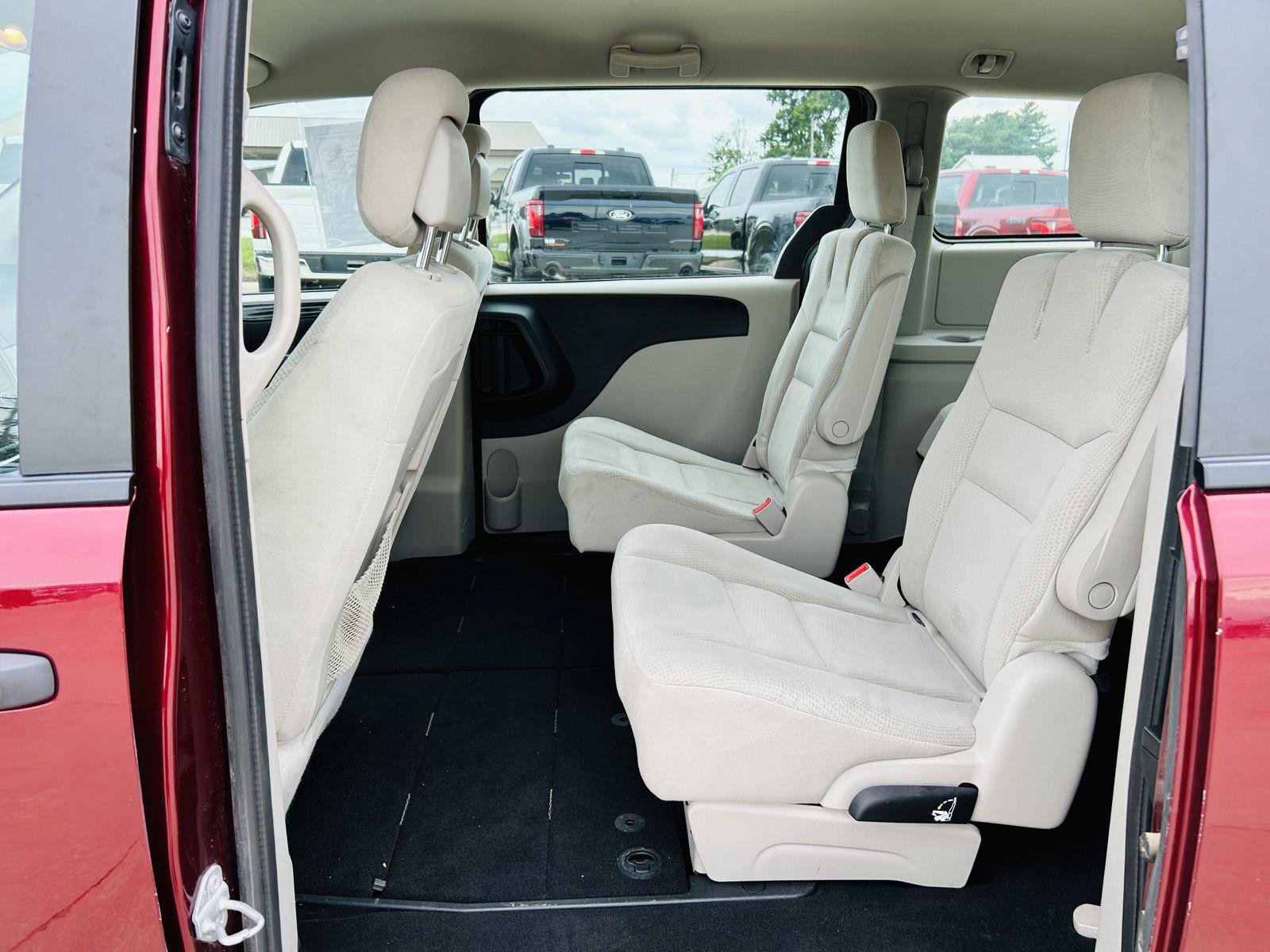 Used 2016 Dodge Grand Caravan American Value Package w/ UConnect Hands-Free Group FWD image 17