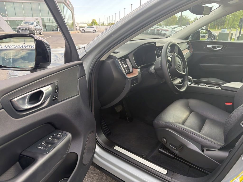 Certified 2024 Volvo XC60 B5 Plus AWD/4WD image 8
