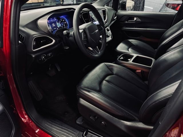 Used 2025 Chrysler Pacifica Select FWD image 18
