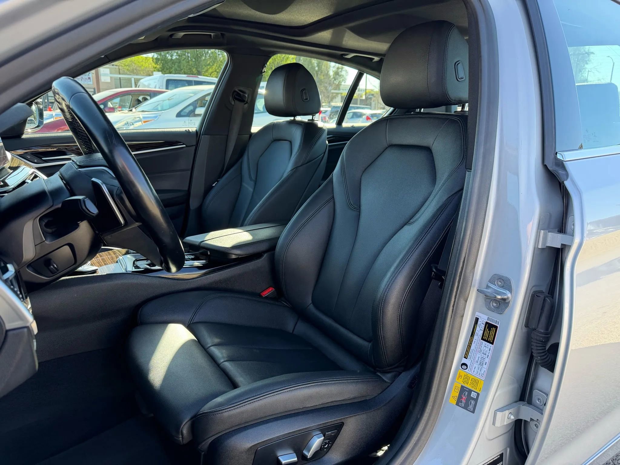 Used 2019 BMW 530e w/ Premium Package image 10