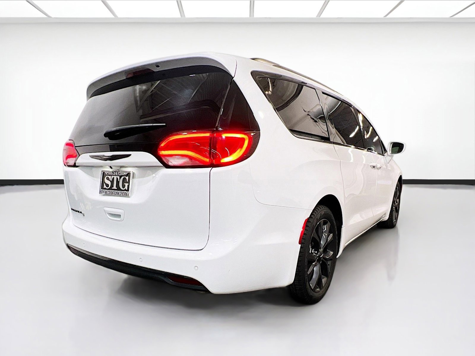 Used 2020 Chrysler Pacifica Touring w/ S Appearance Package image 3