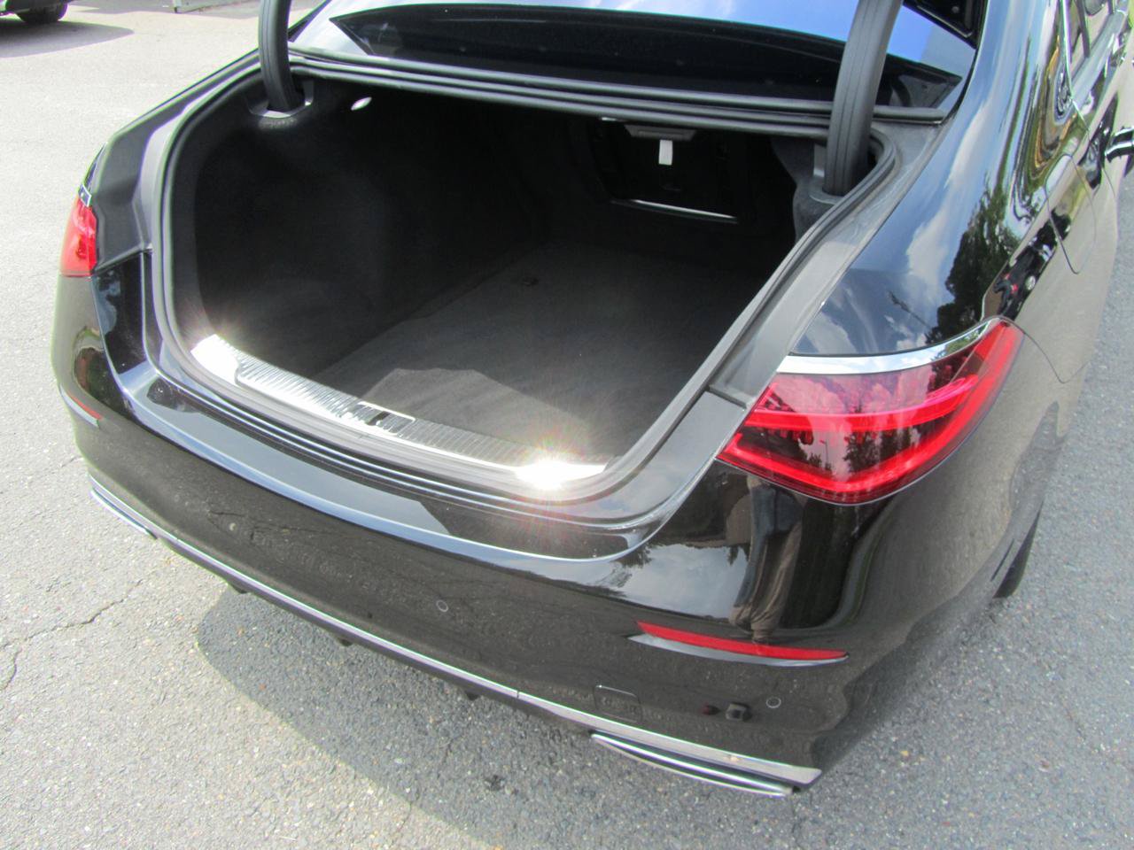 Used 2022 Mercedes-Benz S 580 4MATIC Sedan w/ AMG Line Package image 20