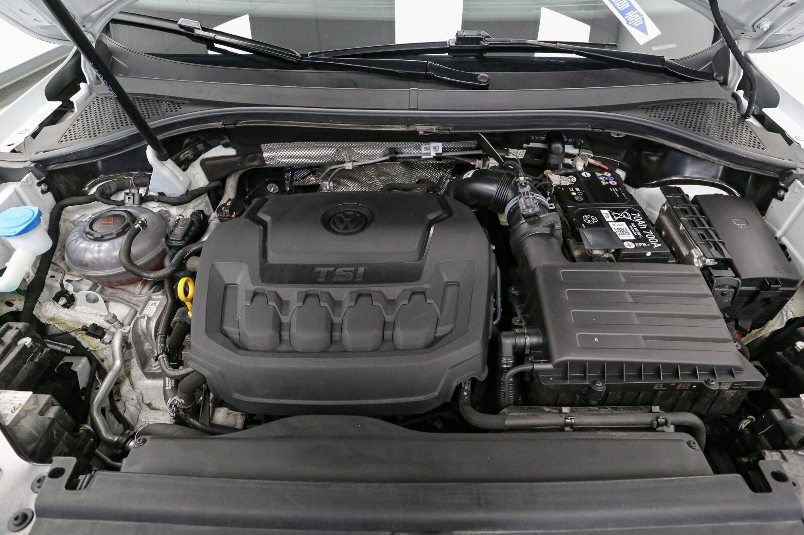 Certified 2023 Volkswagen Tiguan SE R-Line AWD/4WD image 17