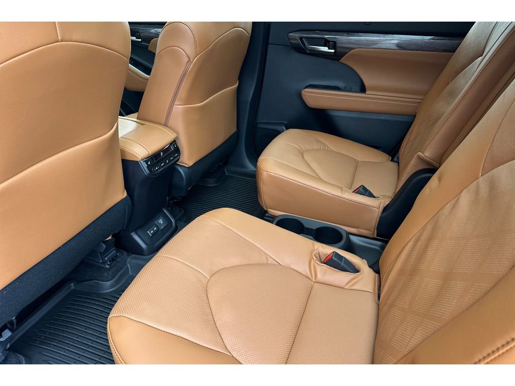 New 2026 Toyota Highlander Platinum image 13