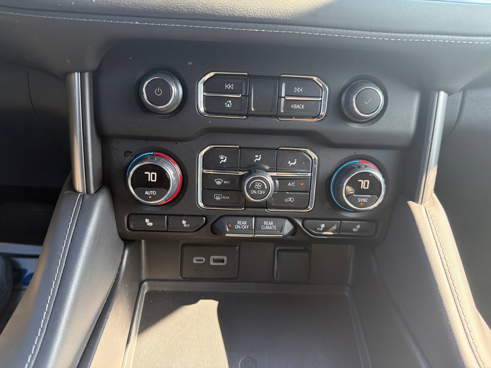 Used 2024 Chevrolet Suburban LT w/ Luxury Package AWD/4WD image 15