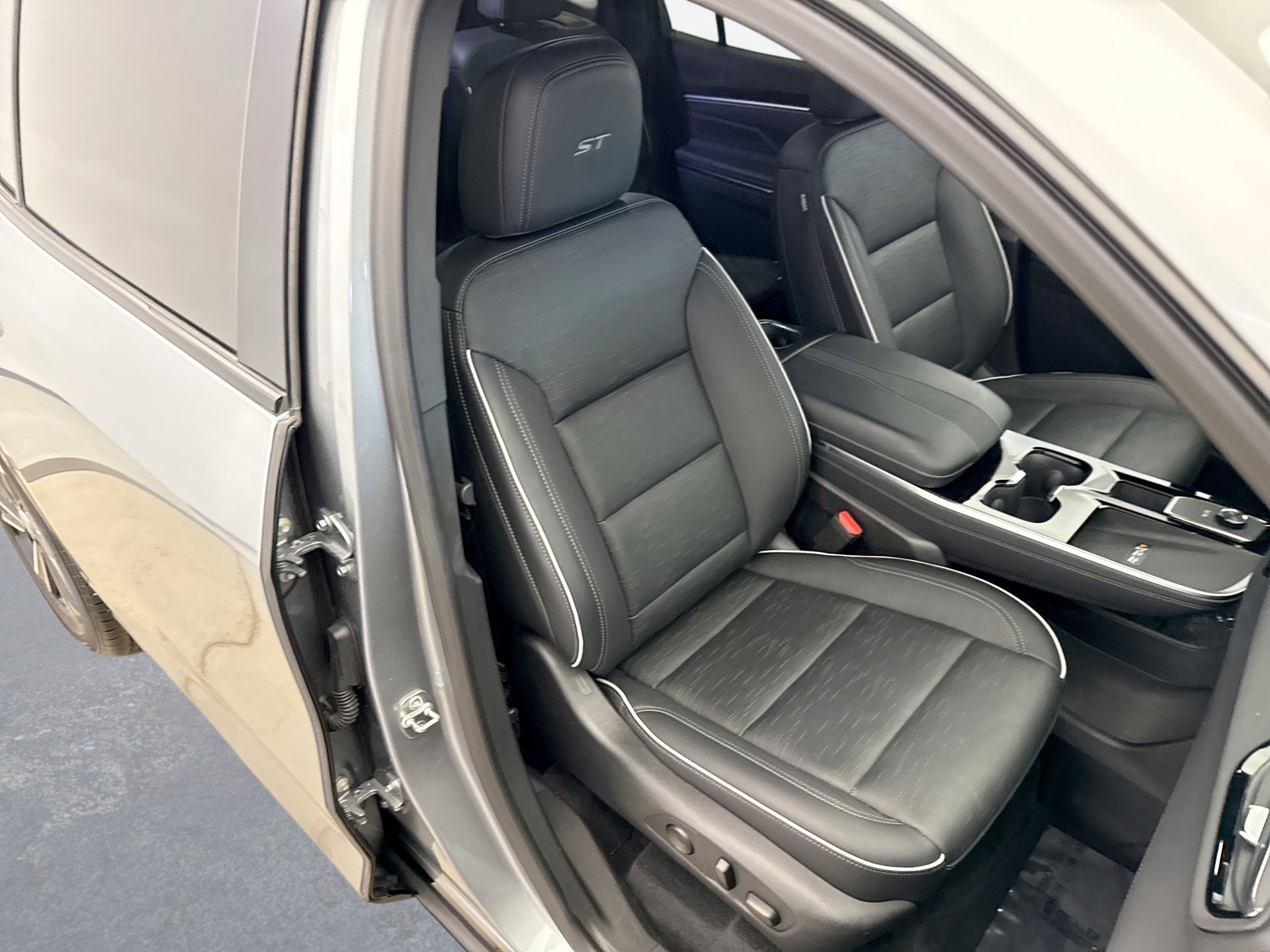 Used 2025 Buick Enclave Sport Touring AWD/4WD image 16
