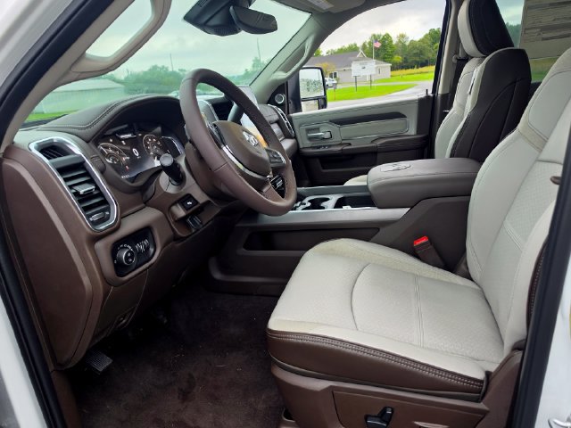 New 2026 RAM 3500 Laramie AWD/4WD image 15