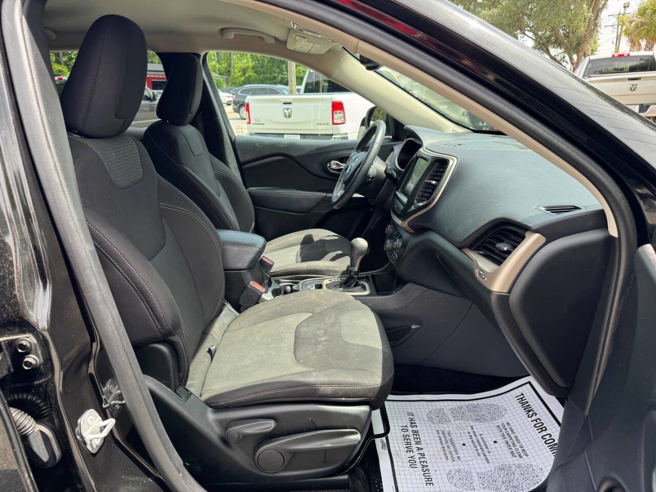 Used 2017 Jeep Cherokee Latitude w/ Comfort/Convenience Group FWD image 17