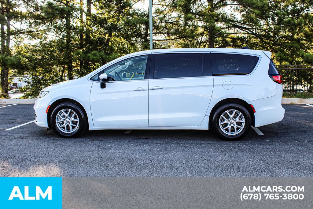 Used 2023 Chrysler Pacifica Touring-L FWD image 6