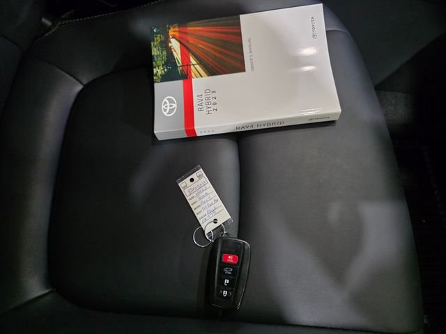 Used 2023 Toyota RAV4 XLE Premium image 9