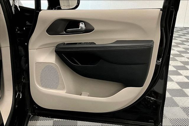 Used 2024 Chrysler Pacifica Touring-L image 20