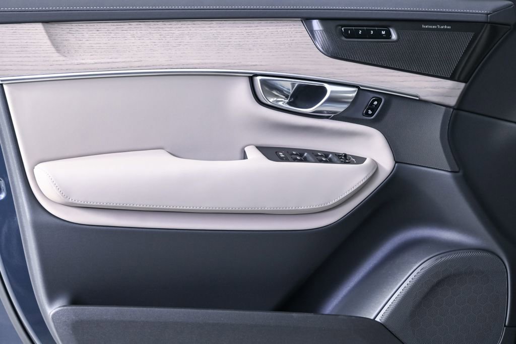 New 2026 Volvo XC90 T8 Ultra w/ Protection Package Premier image 6