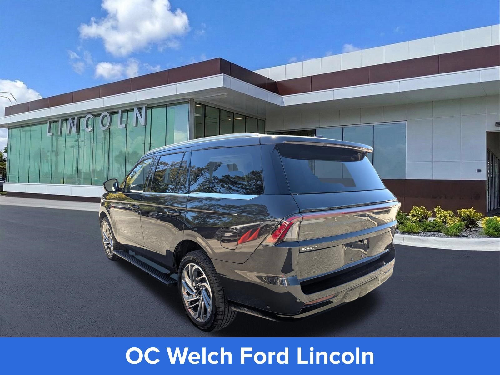 Certified 2025 Lincoln Navigator Reserve AWD/4WD image 7