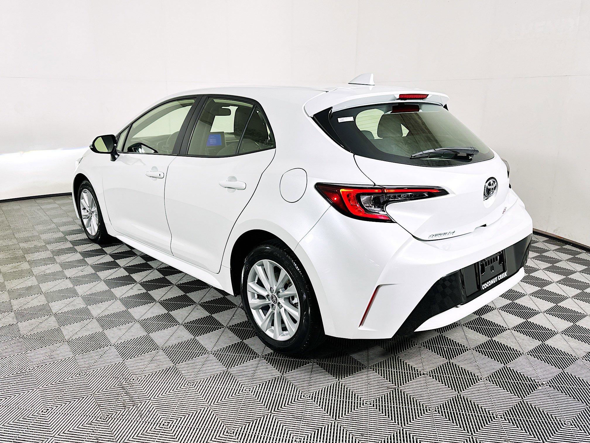 Used 2025 Toyota Corolla SE FWD image 5