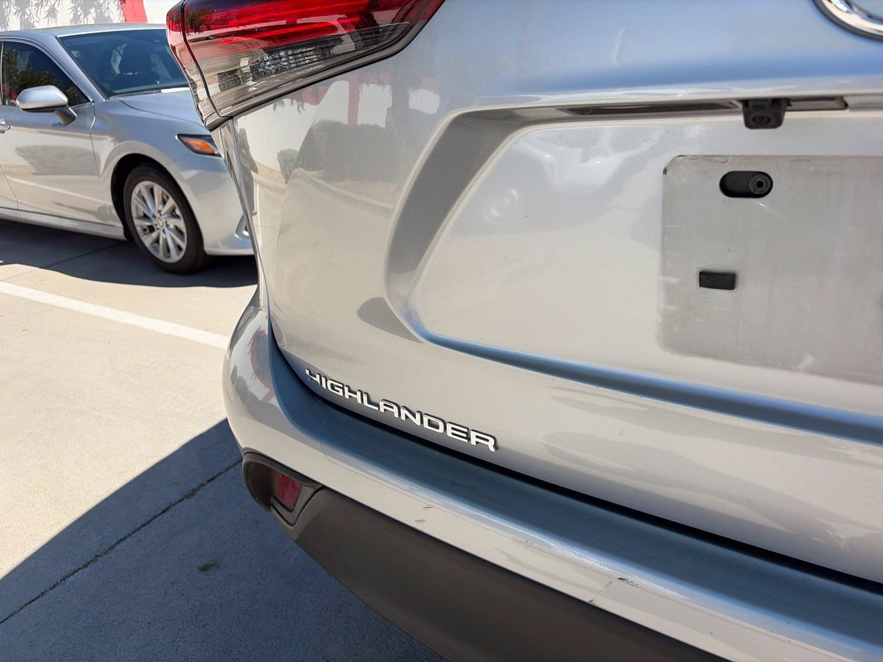 Used 2024 Toyota Highlander XLE FWD image 5