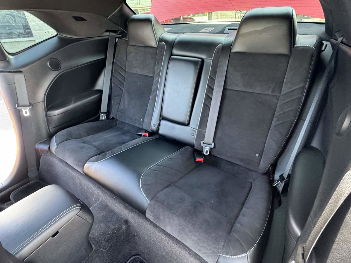 Used 2015 Dodge Challenger SRT image 40