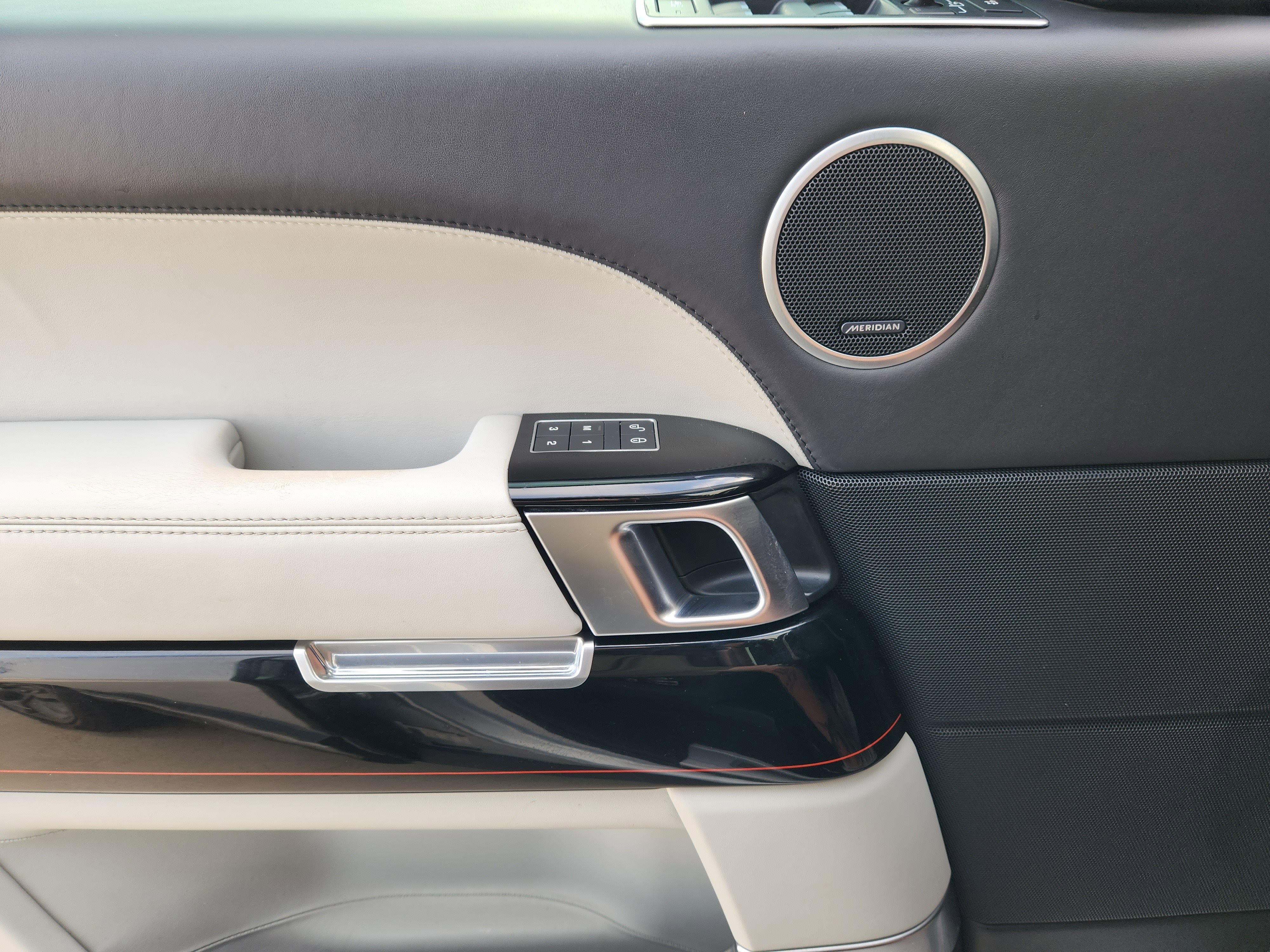 Used 2017 Land Rover Range Rover SV Autobiography Dynamic image 23