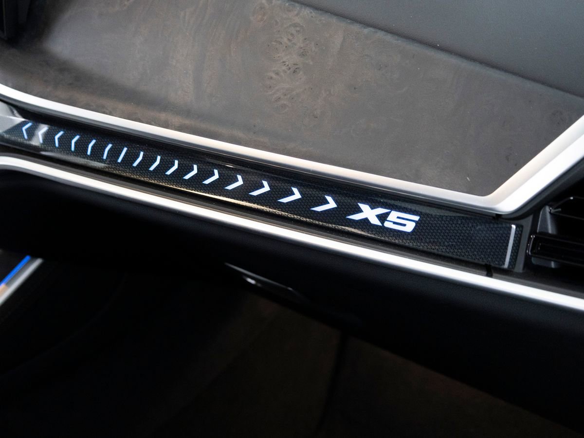 Used 2025 BMW X5 xDrive50e w/ M Sport Package image 29