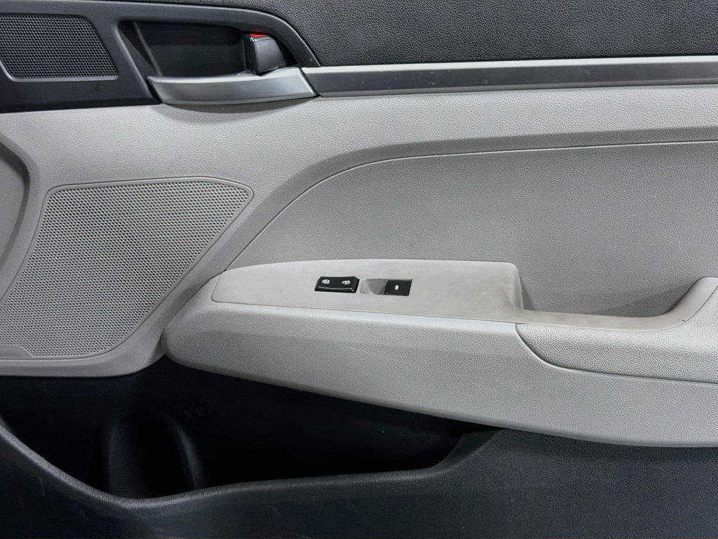 Used 2020 Hyundai Elantra SE FWD image 18
