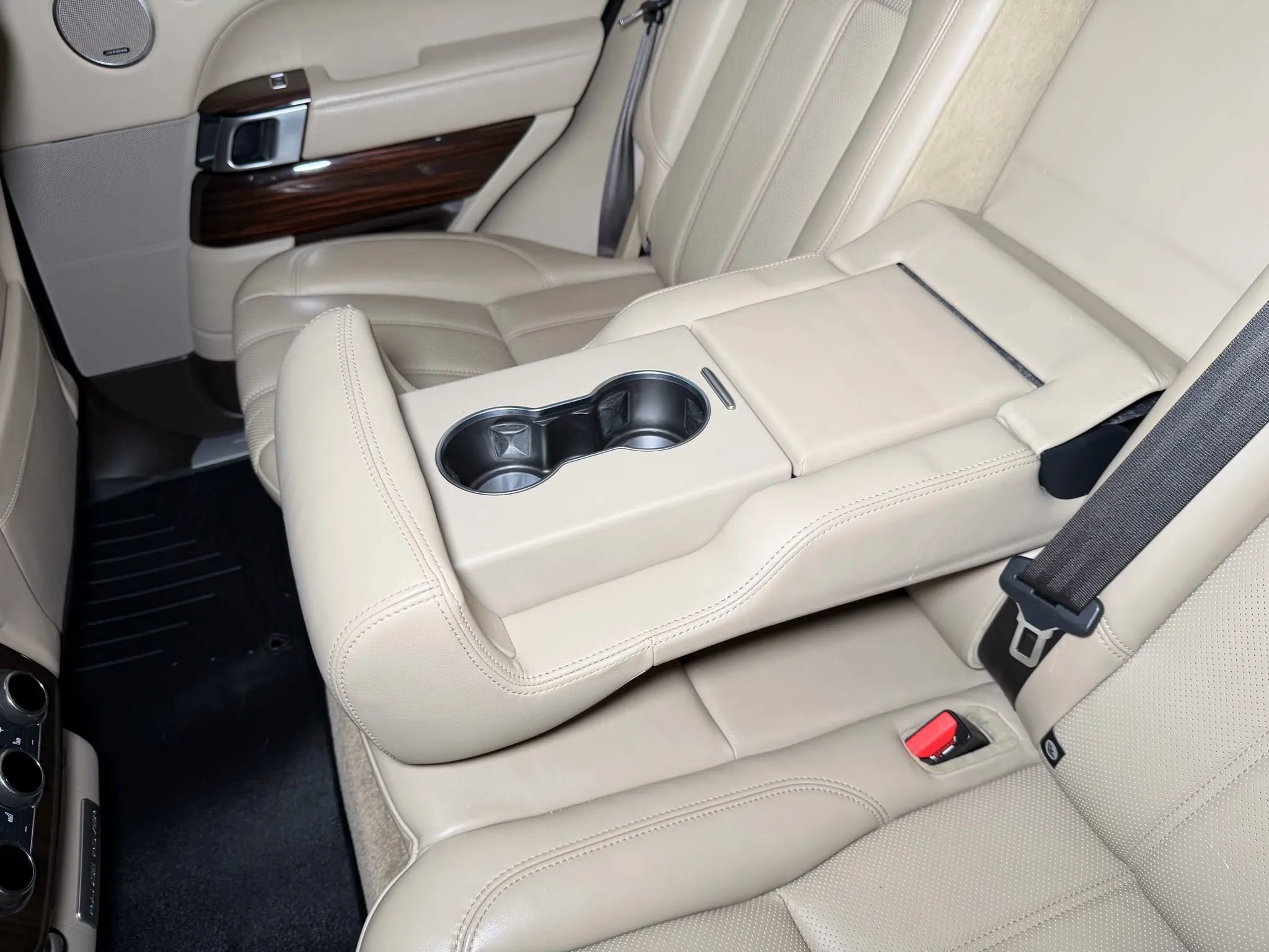 Used 2016 Land Rover Range Rover HSE image 24