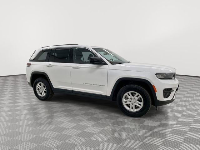 Used 2024 Jeep Grand Cherokee Laredo image 13